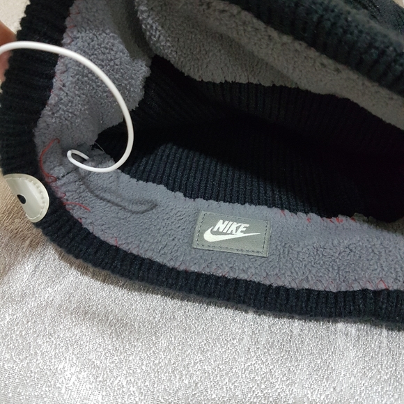 ❤Nike❤ Winter Hat with Ear Phones - Picture 3 of 4